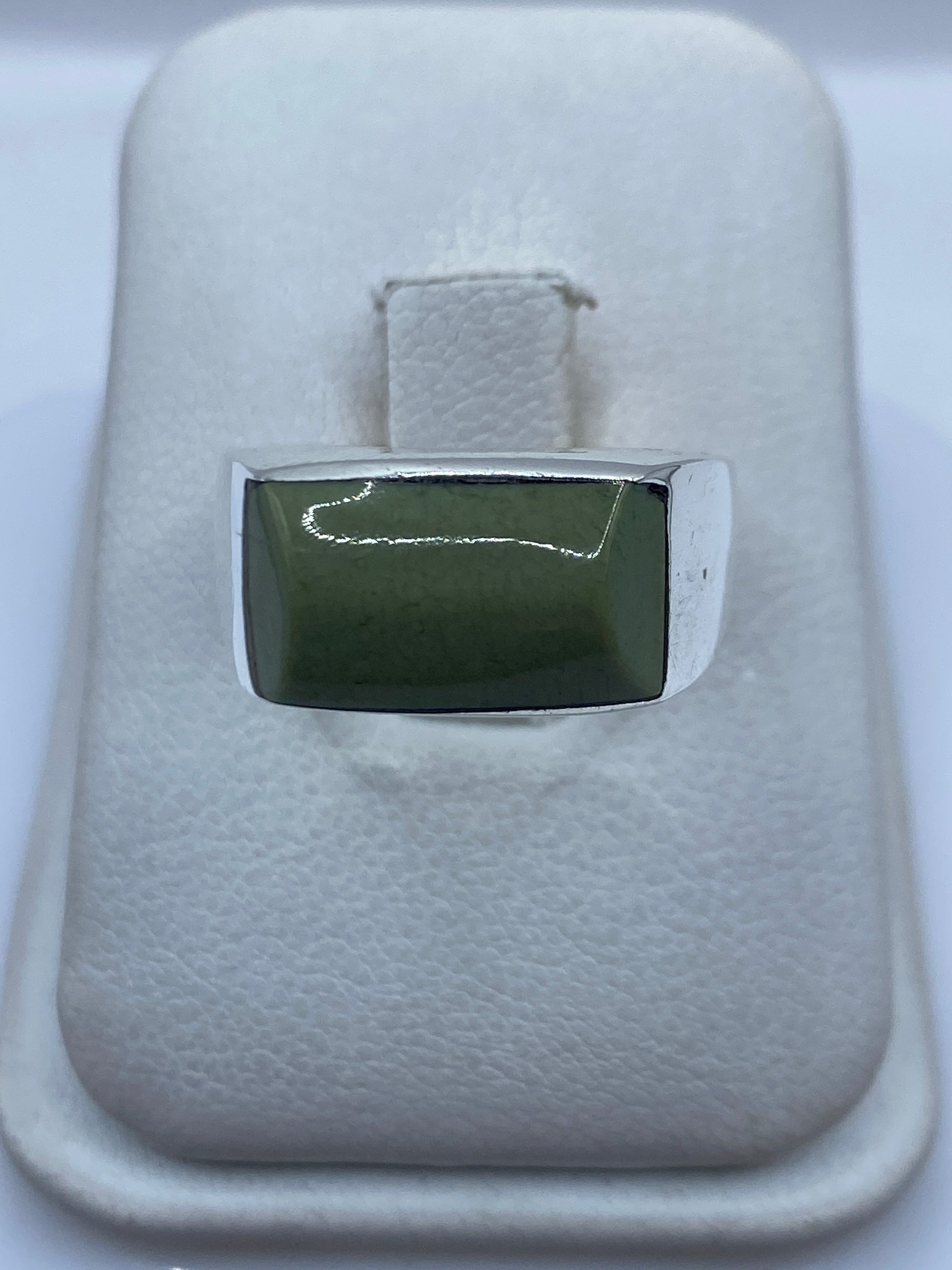 Anillo de plata .925 con piedra verde olivo engastada, vista frontal en estuche