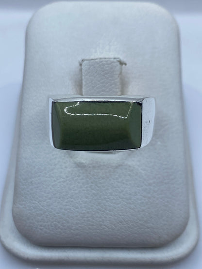Anillo de plata .925 con piedra verde olivo engastada, vista frontal en estuche