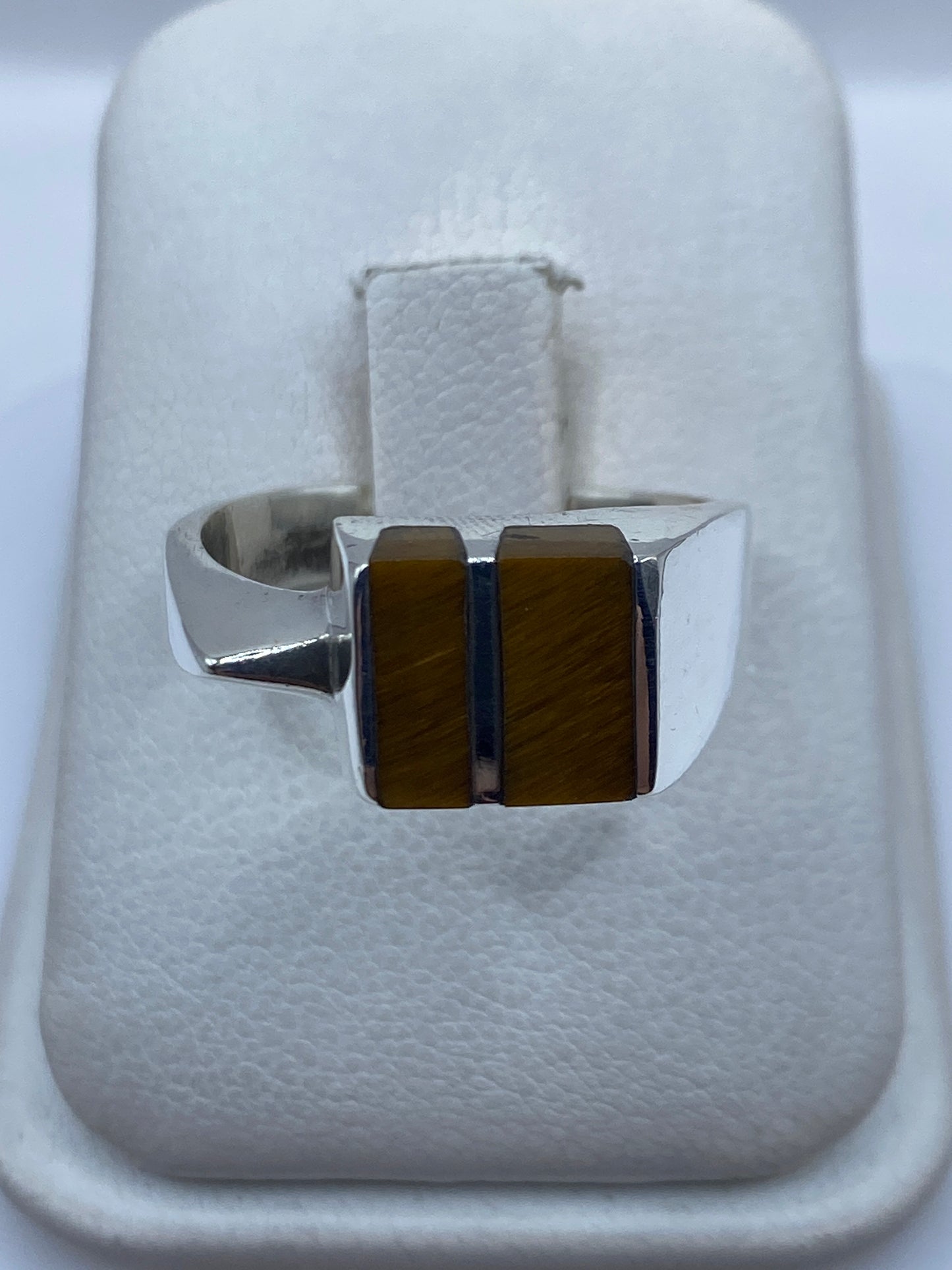 Anillo de plata .925 con piedra cafe engastada, visto de frente