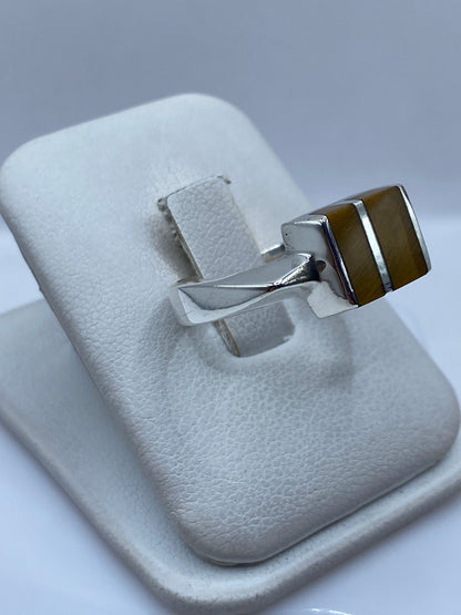 Anillo en talla 10 mostrando el detalle del engaste a mano
