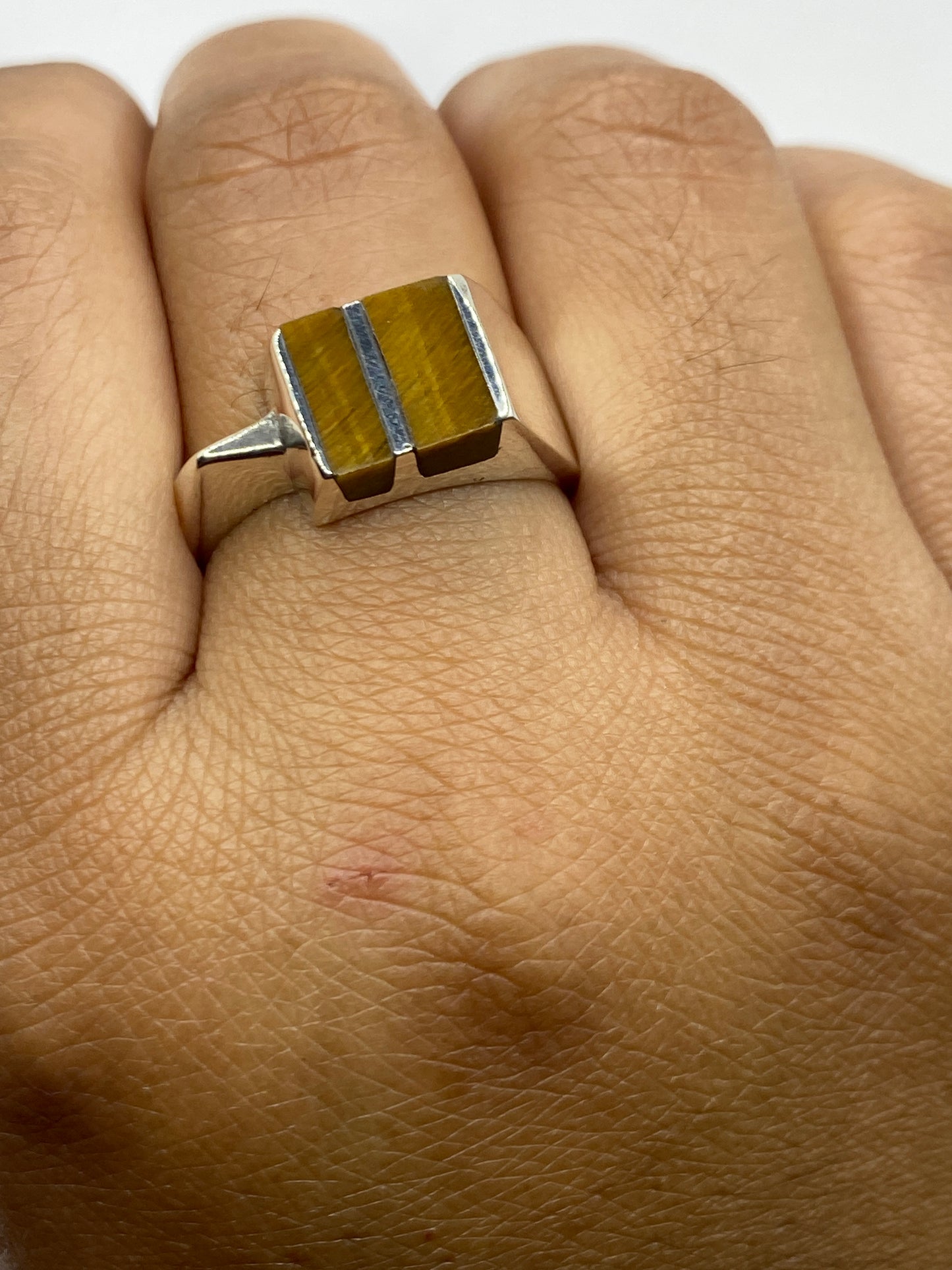 Anillo sobre piel mostrando el tono cafe de la piedra bajo luz natural