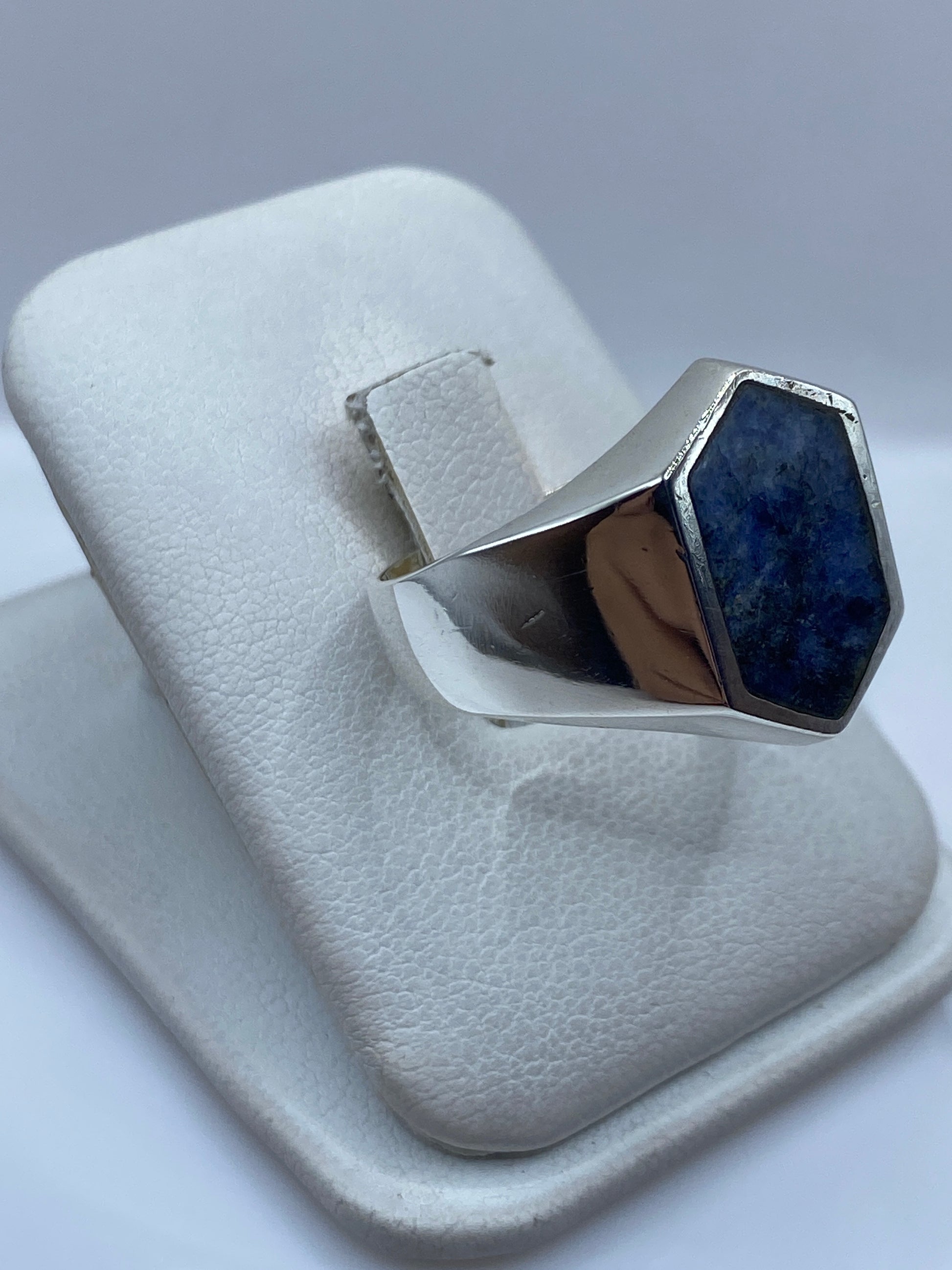 Anillo visto desde arriba mostrando la piedra lapislázuli engastada y pulida