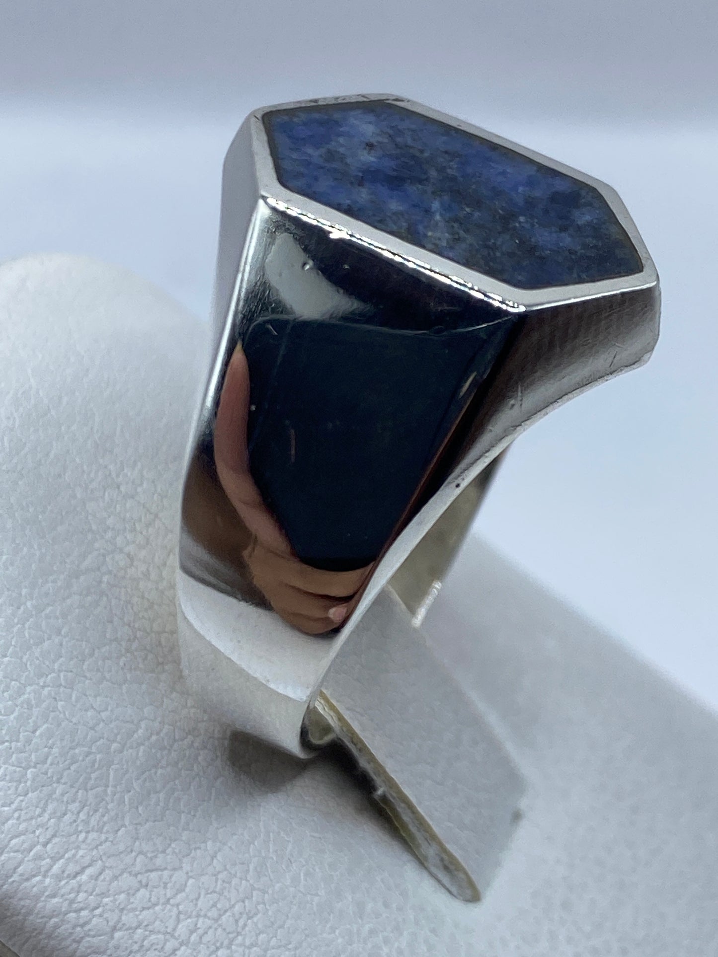 Detalle lateral del anillo de plata mostrando el peso y solidez de la montura