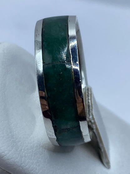 Detalle del anillo en blanco, apreciando el brillo de la plata .950