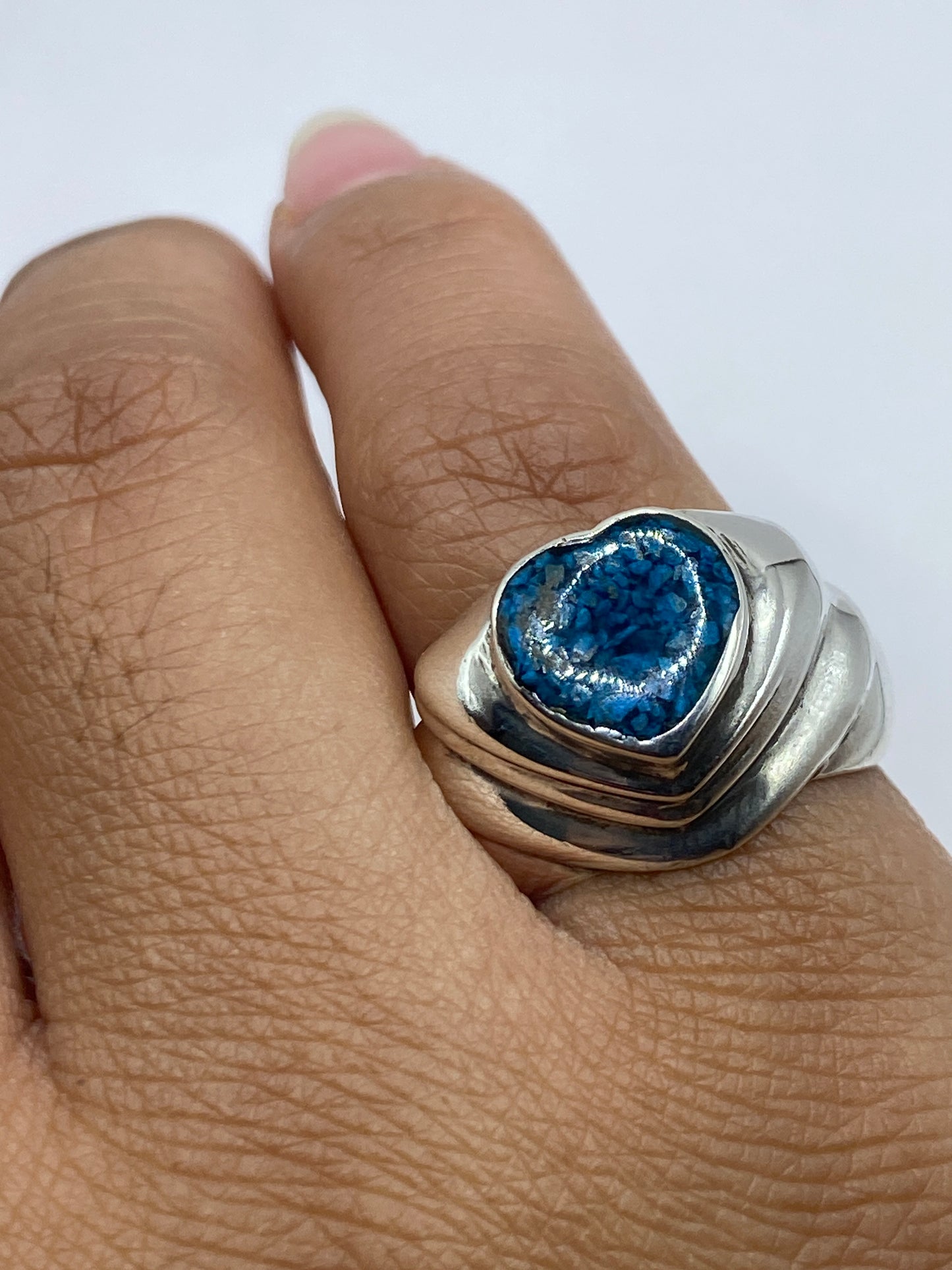 Anillo corazón de plata .925 en la mano, mostrando cómo se ve al usarlo