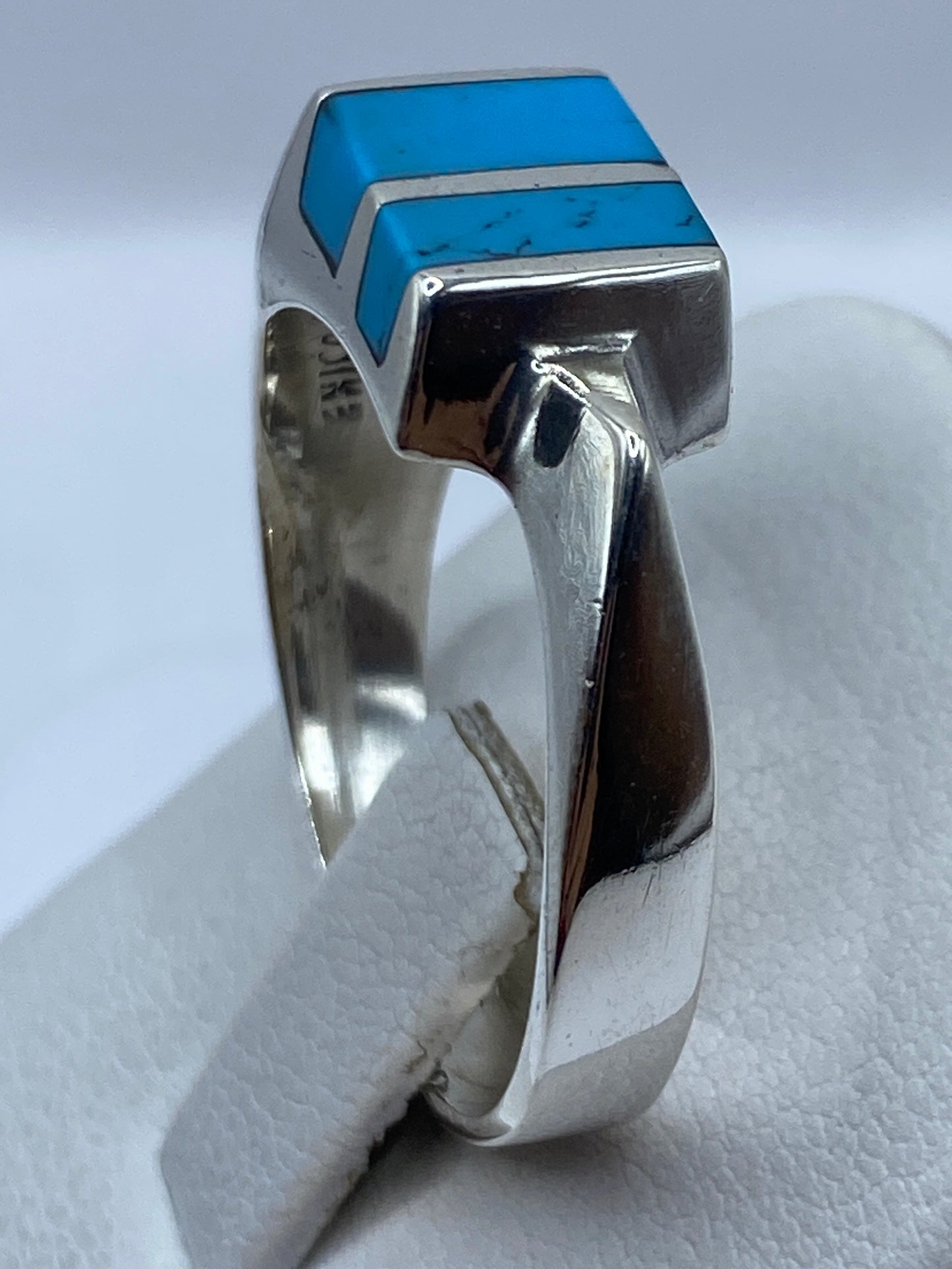 Anillo en la mano de una persona, turquesa azul cielo brillante