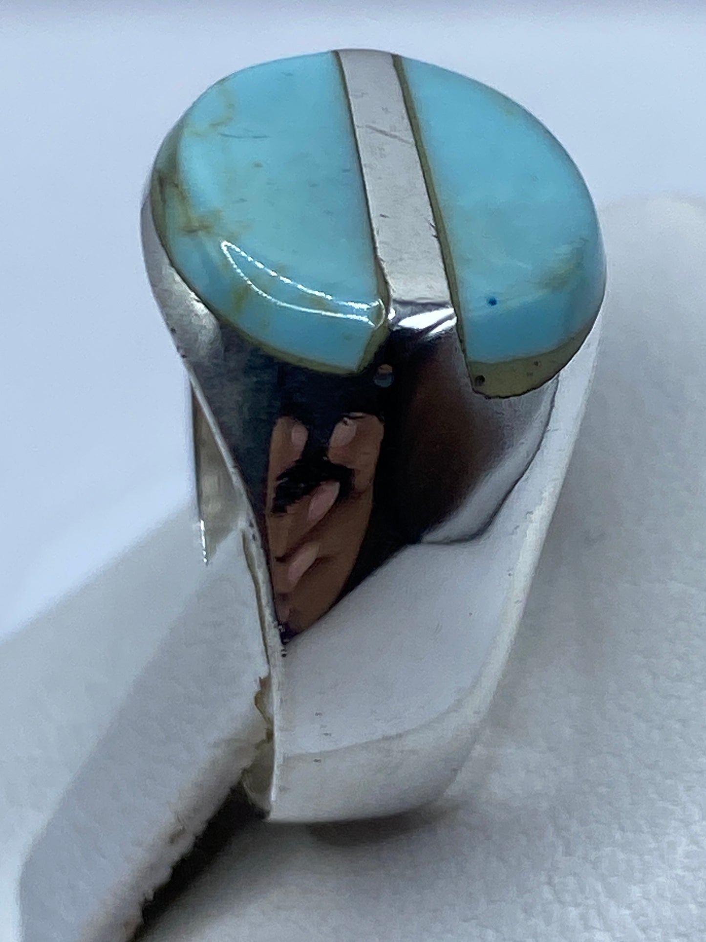 Anillo puesto en el dedo mostrando el color azul cielo de la turquesa