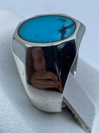 Anillo de turquesa azul cielo en dedo, mostrando el color natural y las vetas características