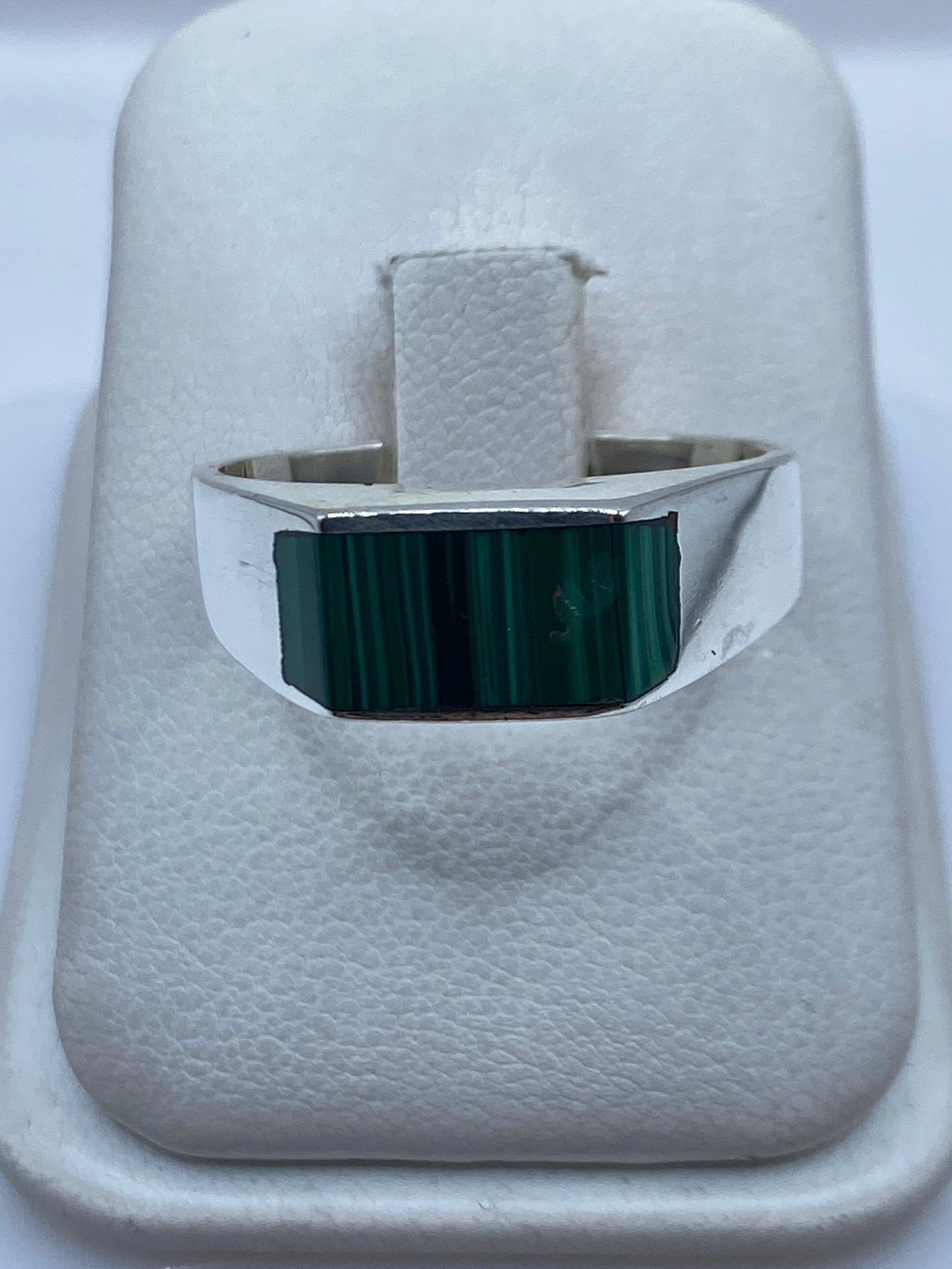 Anillo de plata con malaquita verde engastada, vista frontal en blanco