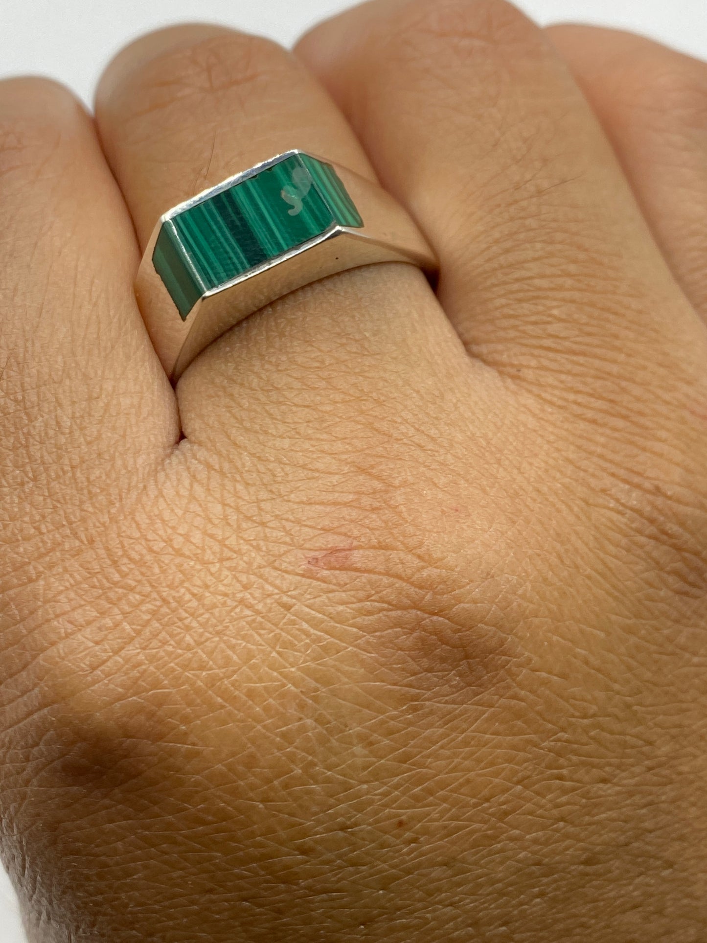 Anillo de perfil mostrando el Quinto .925 grabado en el interior
