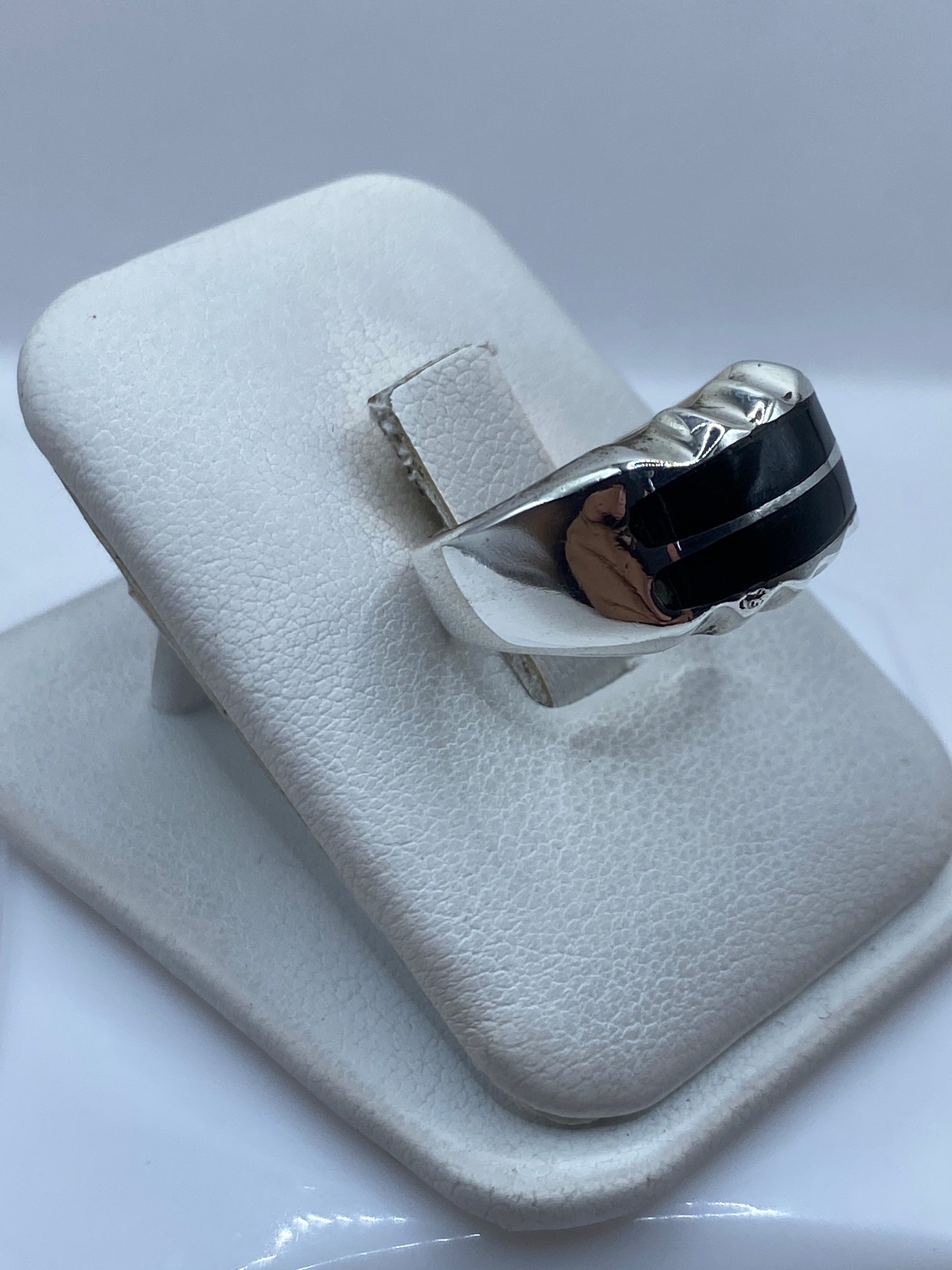 Anillo de ónix en plata, vista lateral mostrando el engaste a mano y el acabado pulido