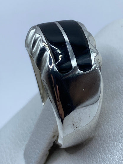 Detalle de las dos franjas de ónix negro con separación de plata pulida