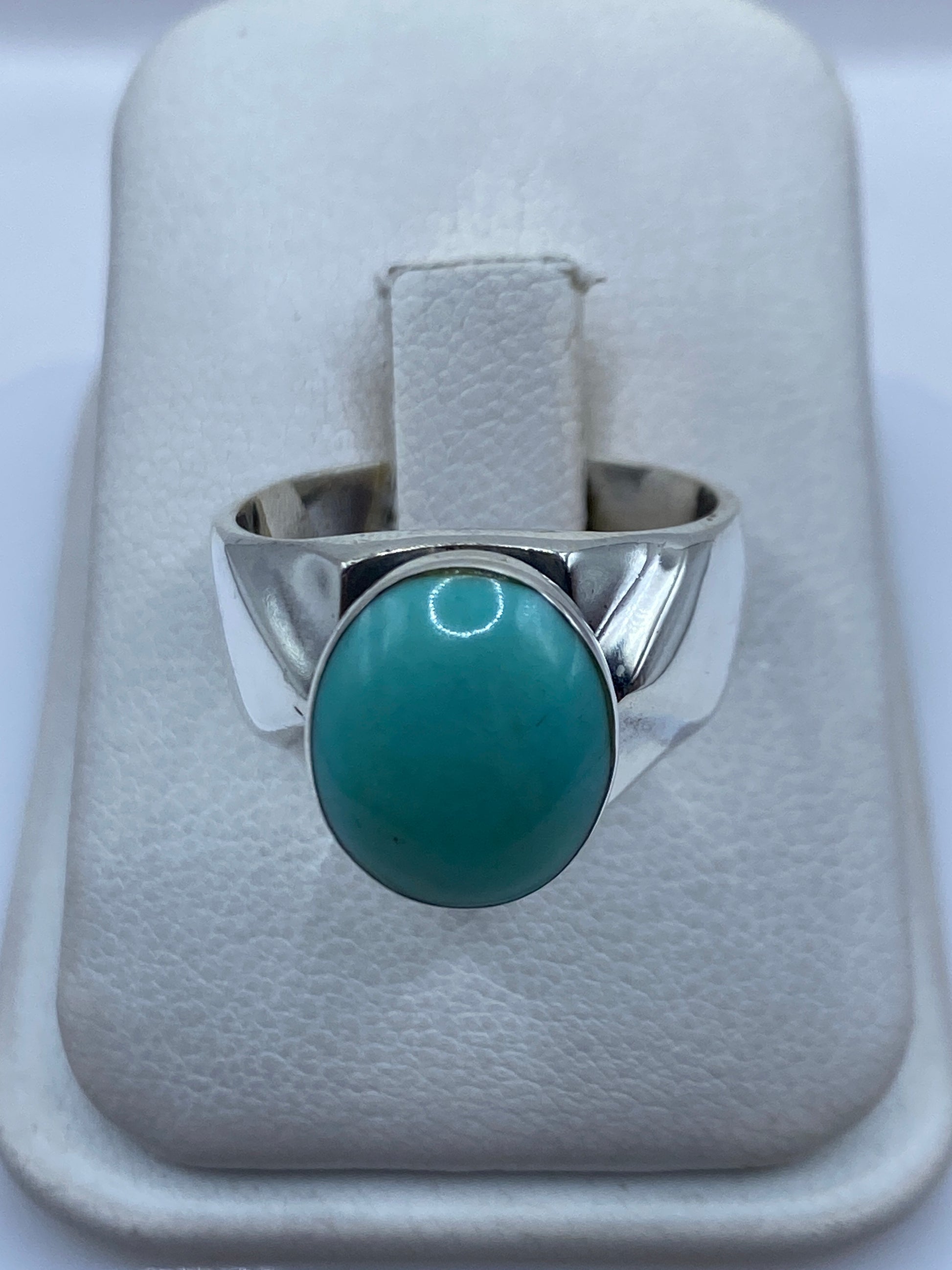 Anillo de plata .925 con turquesa azul cielo engastada, visto de frente en el dedo