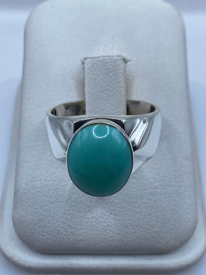 Anillo de plata .925 con turquesa azul cielo engastada, visto de frente en el dedo