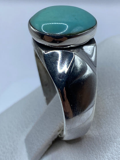 Detalle del engaste de la turquesa natural en plata pulida
