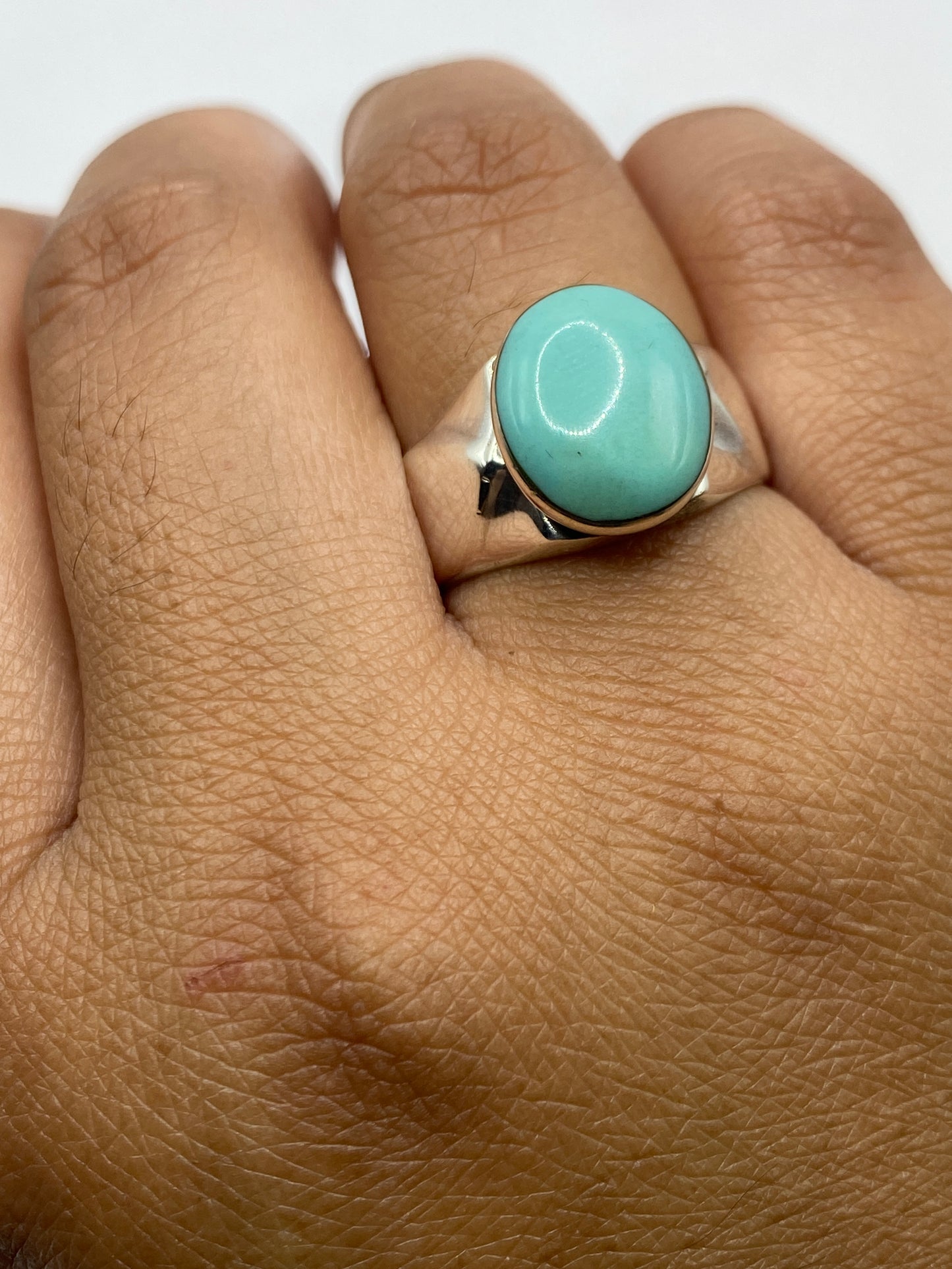 Anillo sobre fondo blanco mostrando el Quinto .925 grabado en el interior