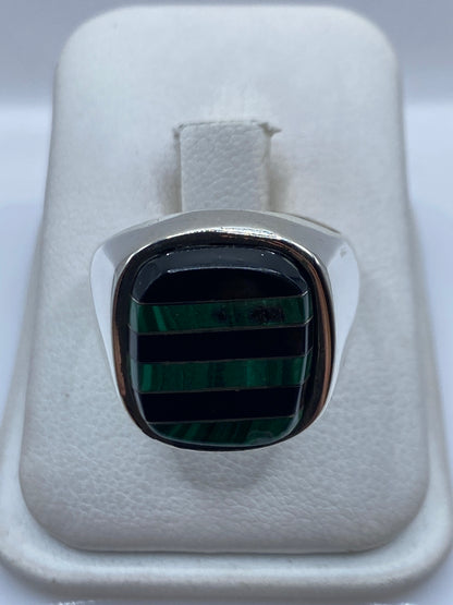Anillo de plata .925 con turquesa verde engastada, vista frontal en estuche