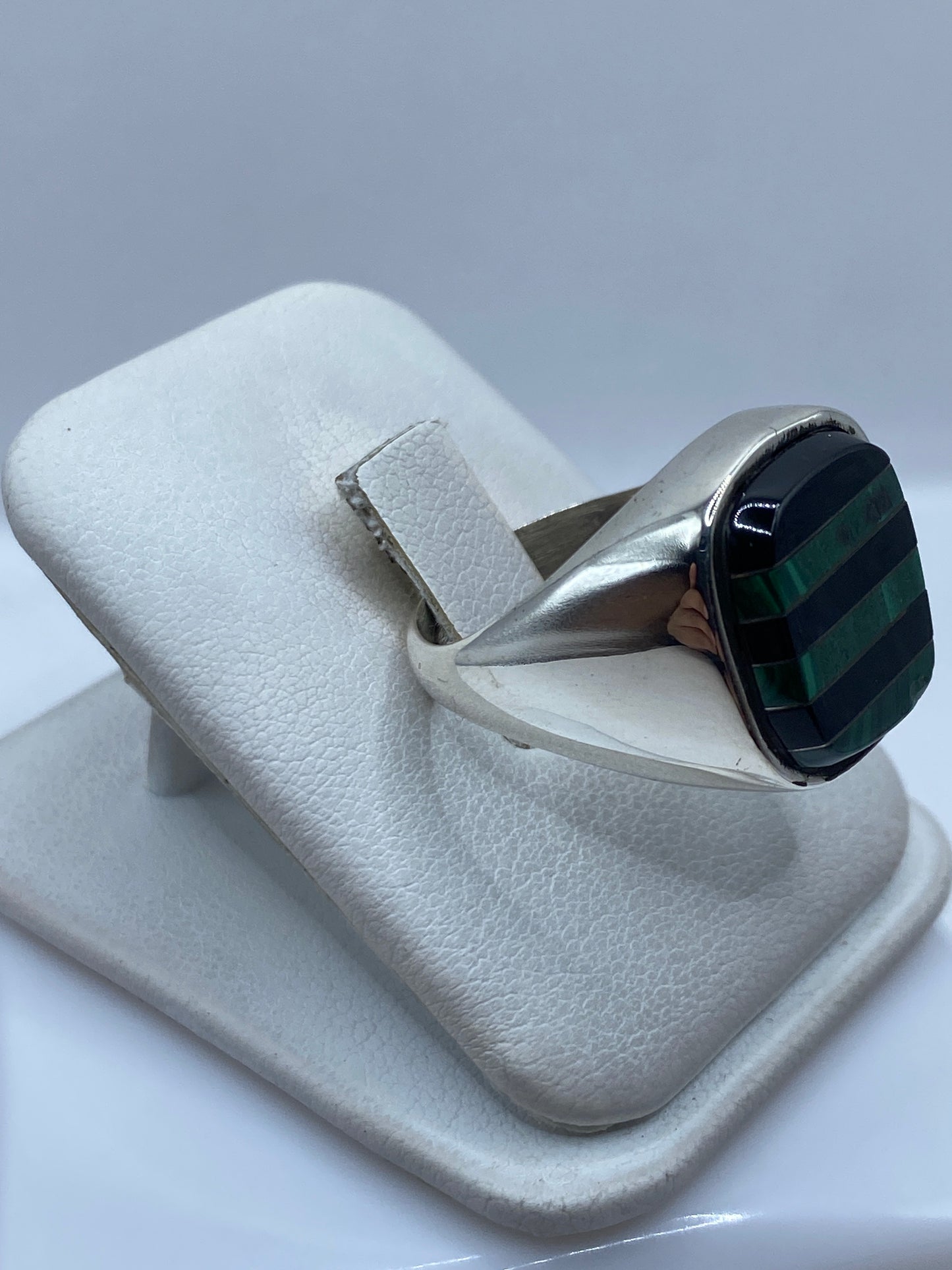 Detalle lateral del anillo de sello con turquesa, mostrando el engaste a mano