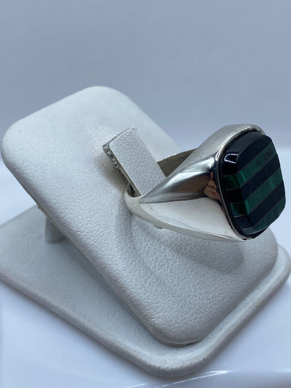 Detalle lateral del anillo de sello con turquesa, mostrando el engaste a mano
