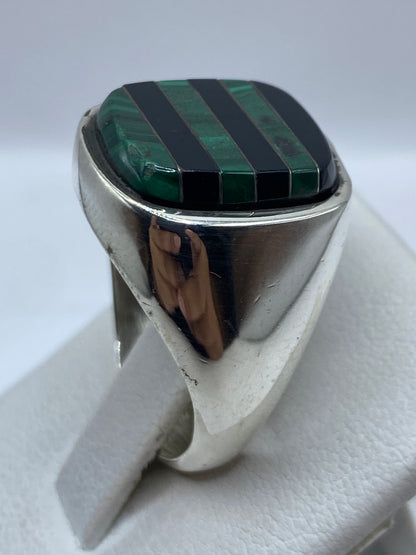 Anillo de turquesa verde en la mano de un hombre, vista del color y la piedra