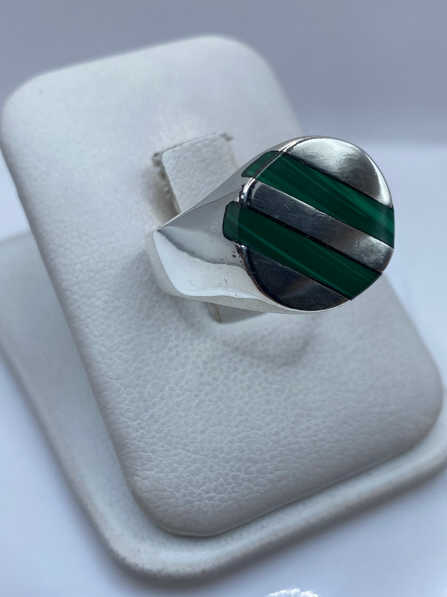 Vista lateral del anillo unisex de plata con malaquita verde natural
