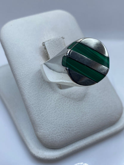 Vista lateral del anillo unisex de plata con malaquita verde natural