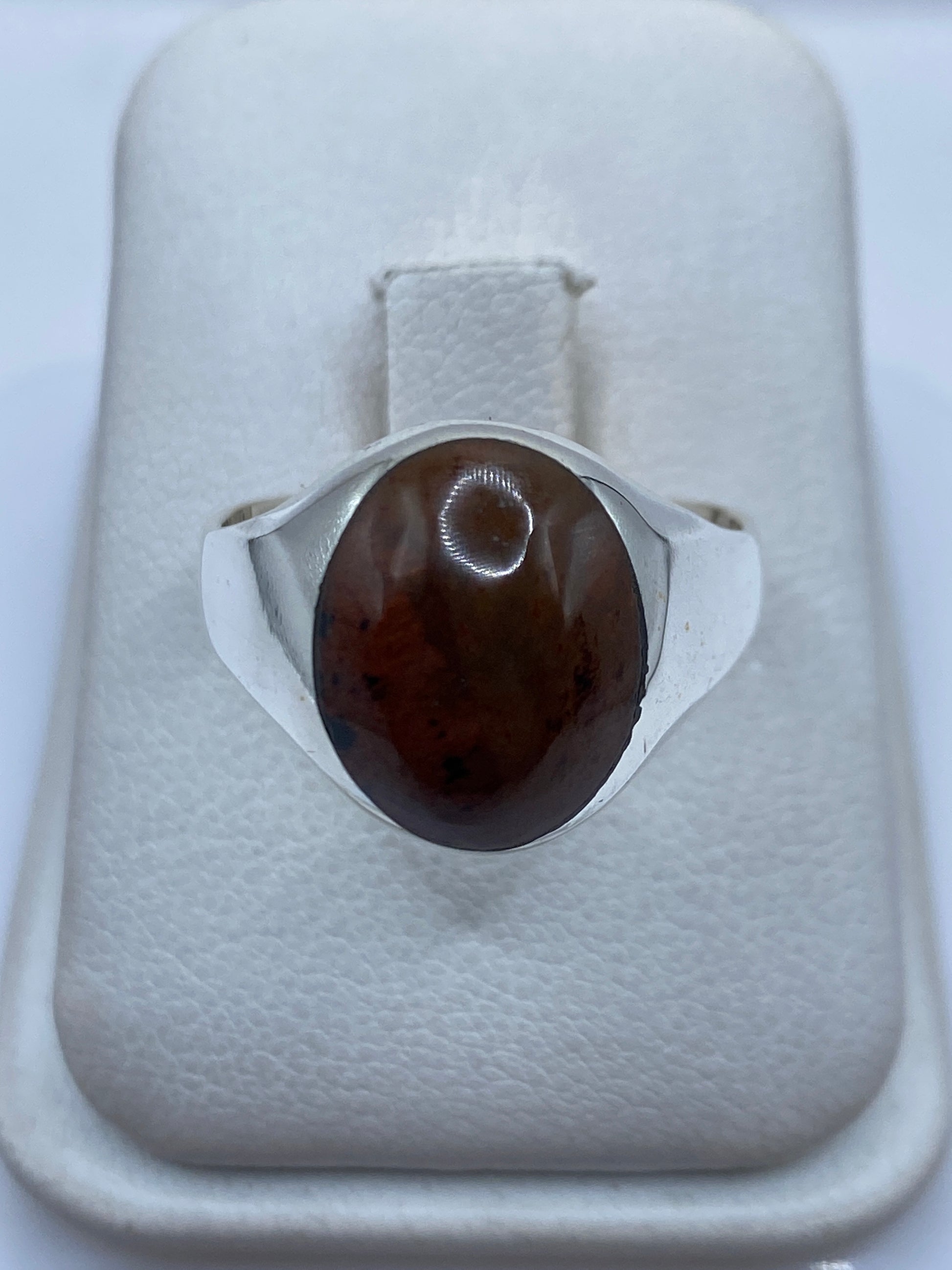 Anillo de plata .925 con piedra café engastada a mano en estuche blanco