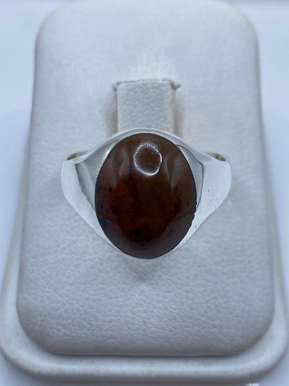 Anillo de plata .925 con piedra café engastada a mano en estuche blanco