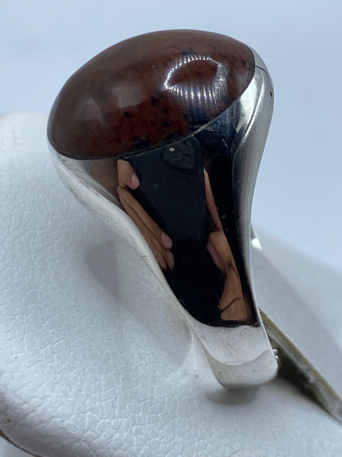 Anillo en la mano mostrando el diseño y el acabado de la plata