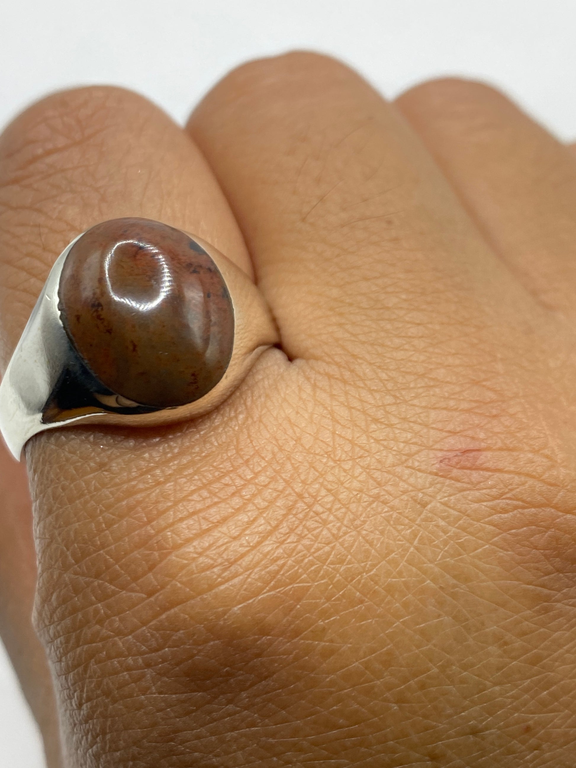 Detalle lateral del anillo con marca .925 grabada en la banda