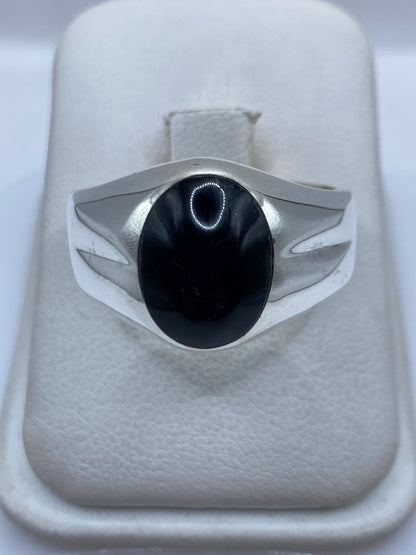 Anillo de plata .925 con onix negro en estuche blanco, vista frontal