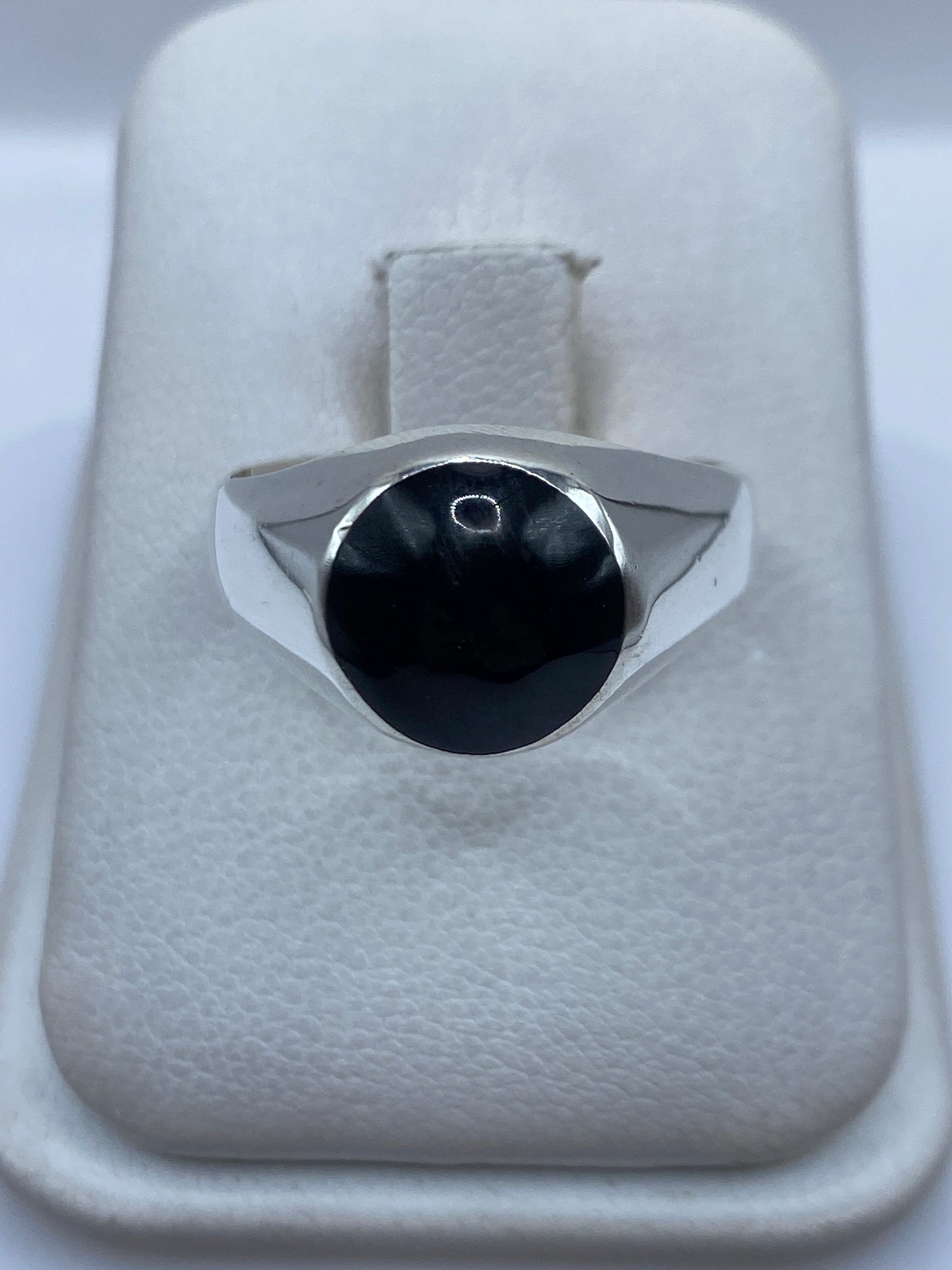 Anillo de plata con ónix negro pulido en montura minimalista, vista frontal
