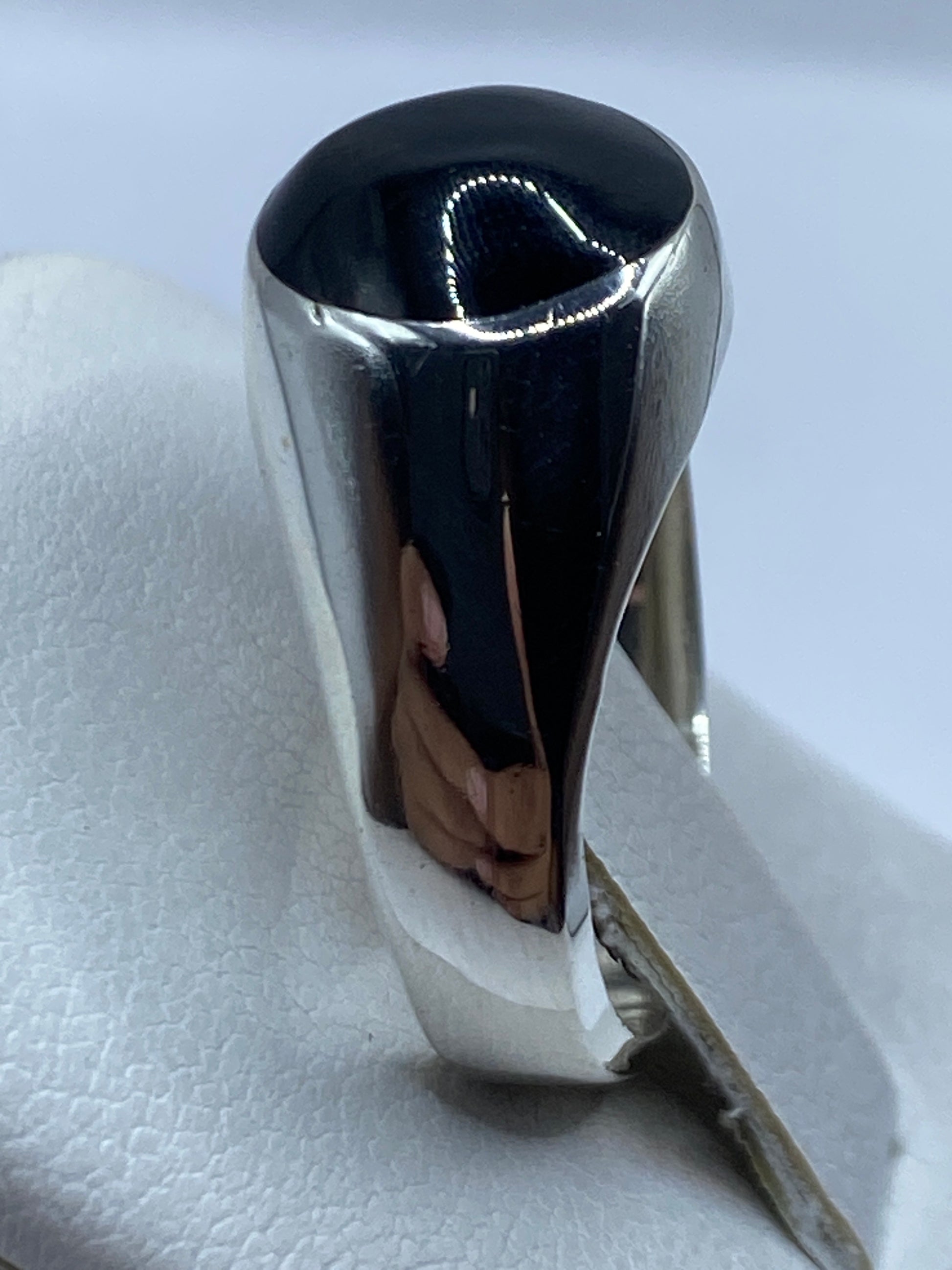 Anillo puesto en dedo, mostrando el contraste del ónix negro sobre la piel