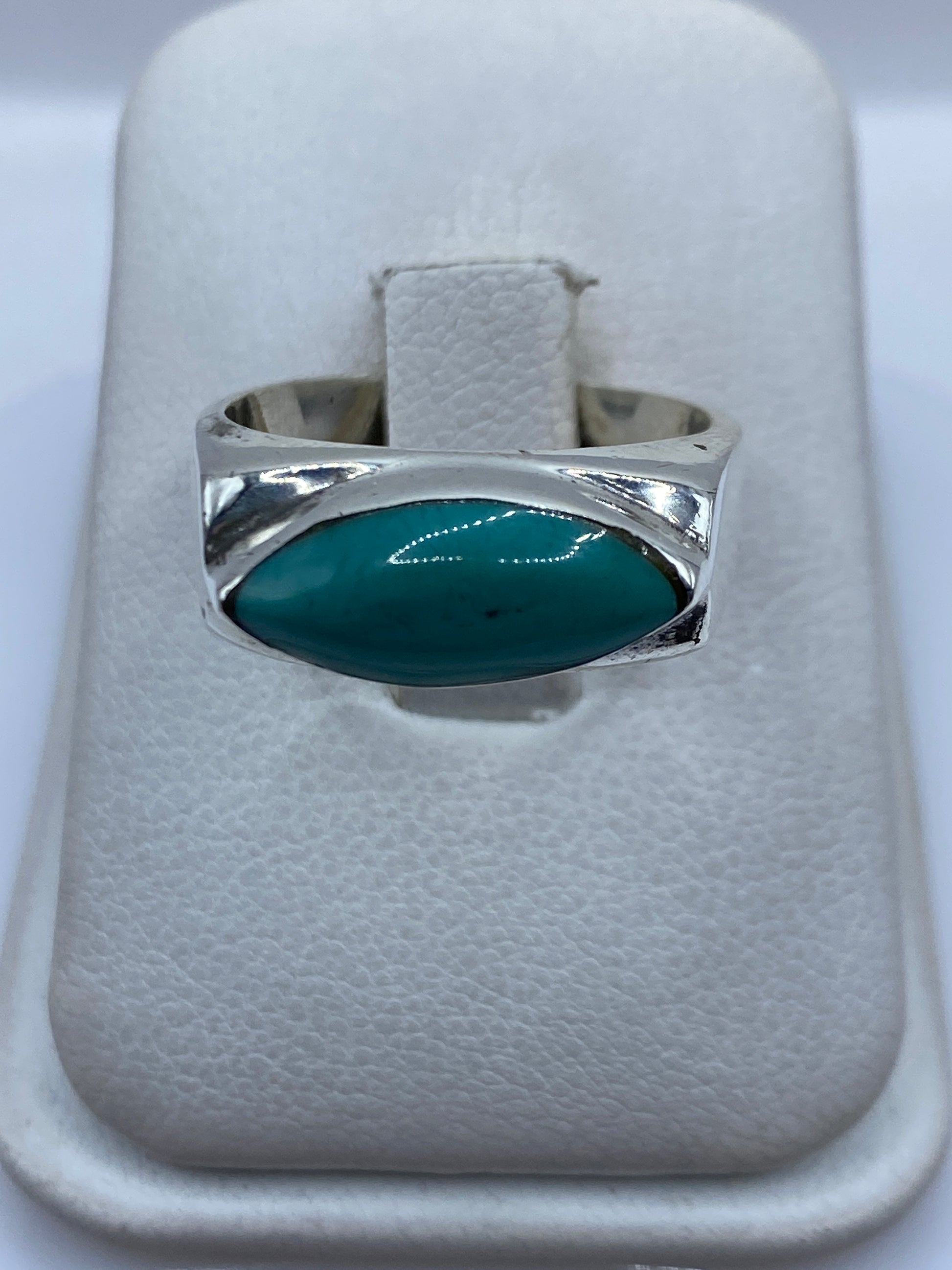 Anillo de plata .925 con turquesa azul cielo en caja blanca, vista superior