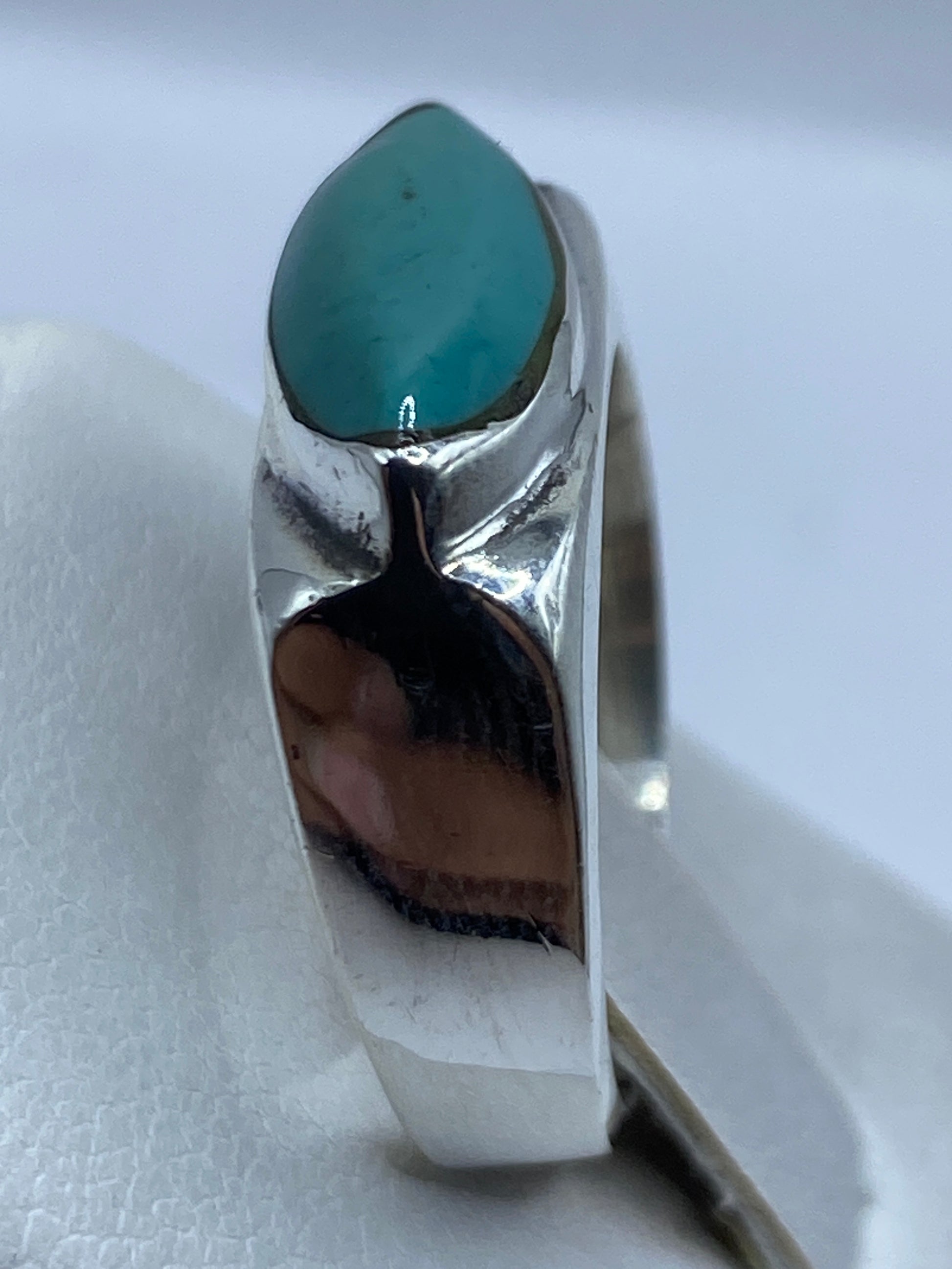 Detalle de la turquesa azul cielo en anillo de plata pulida