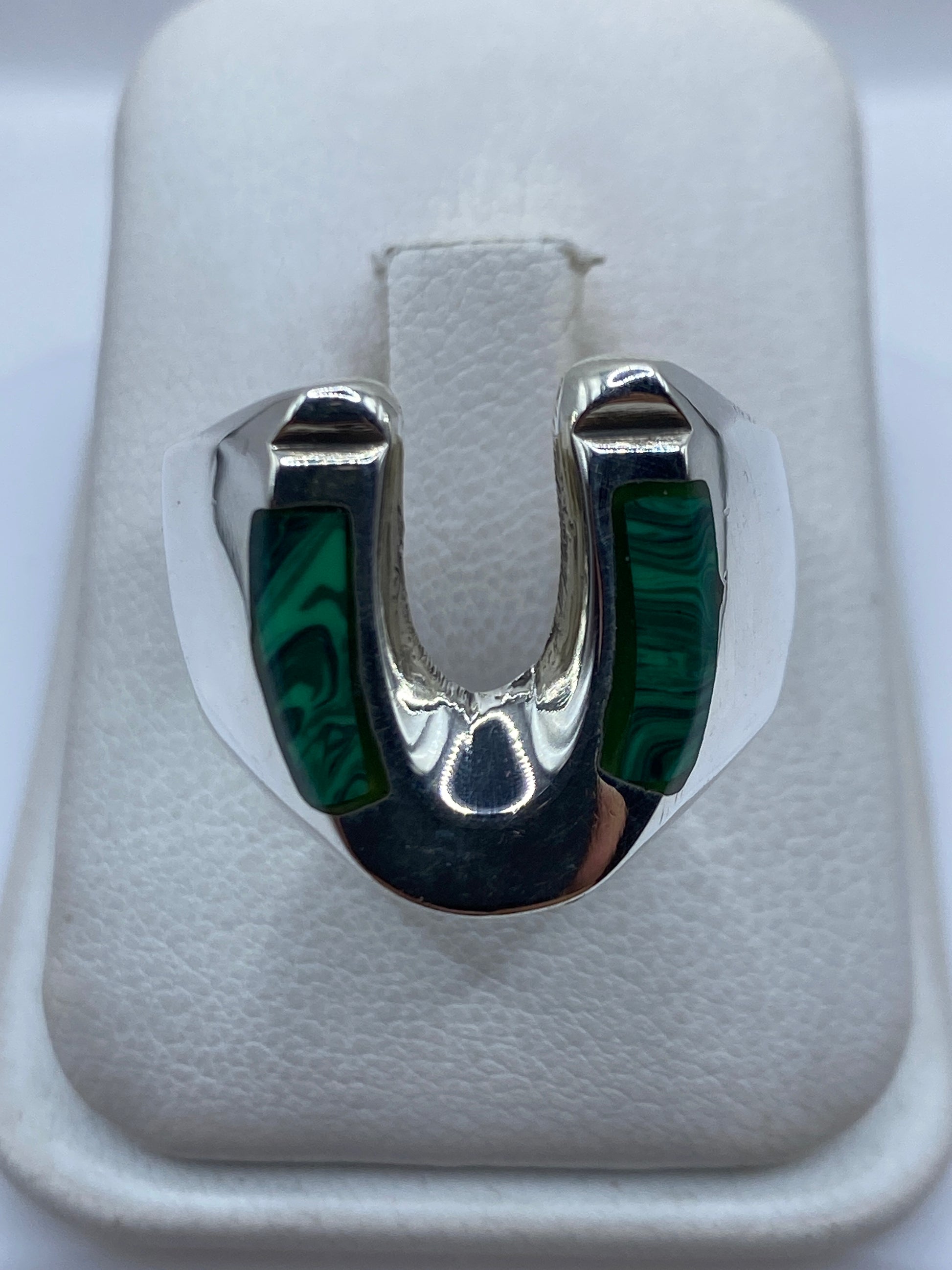 Anillo de plata .925 con malaquita verde engastada, vista frontal