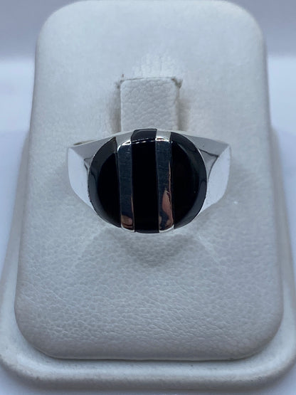 Anillo de plata .925 con ónix negro pulido en mano de hombre