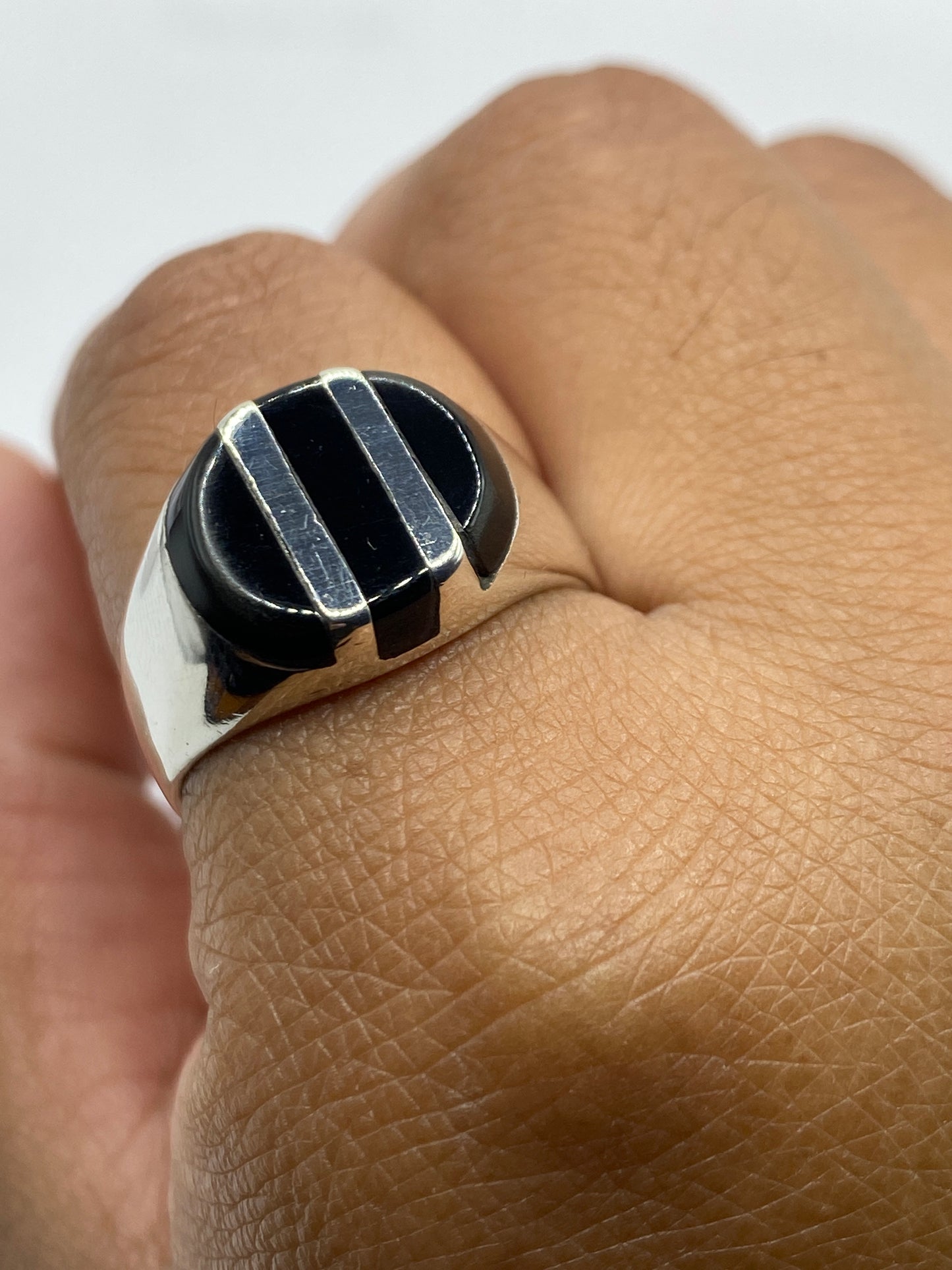 Anillo sobre fondo blanco mostrando el Quinto .925