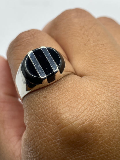 Anillo sobre fondo blanco mostrando el Quinto .925