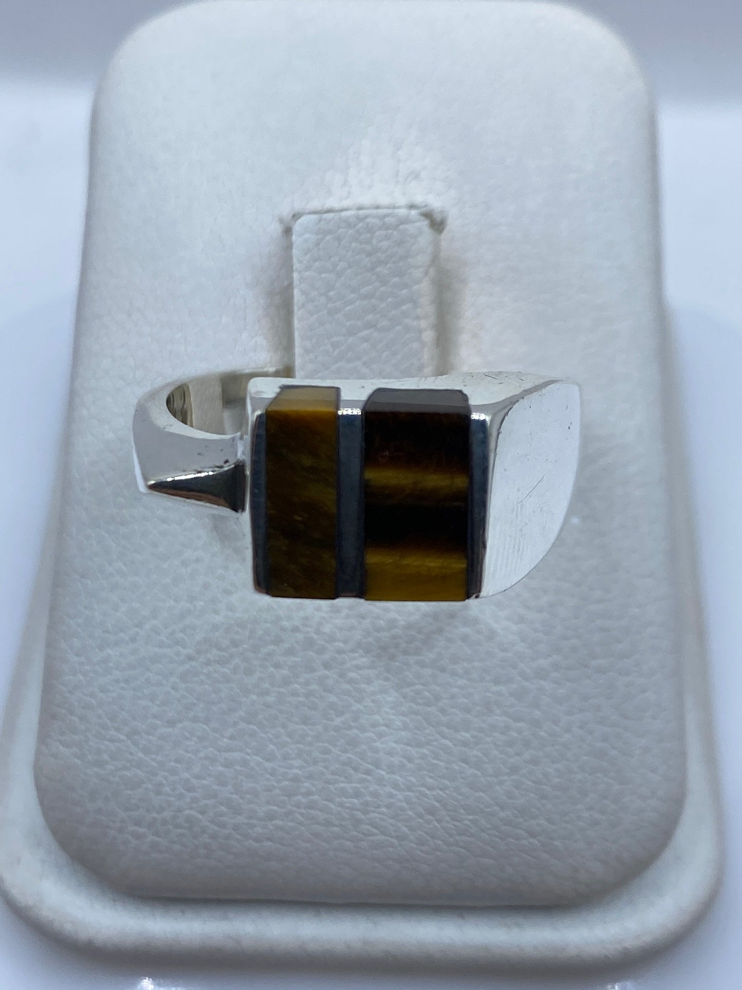 Anillo de plata .925 con piedra café engastada a mano, visto desde arriba en estuche blanco