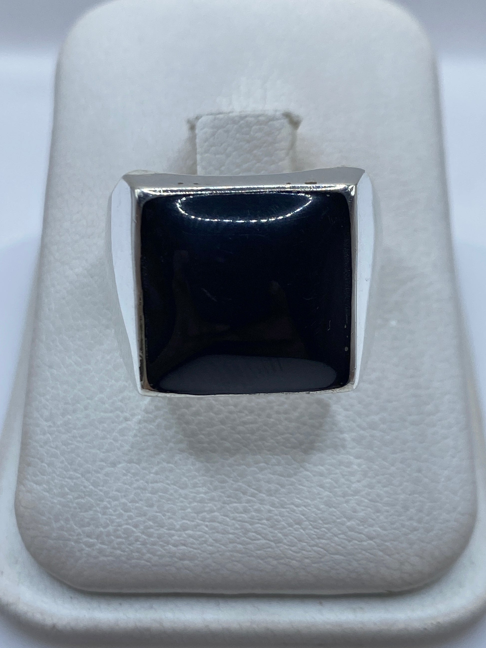 Anillo masivo de plata .925 con ónix negro engastado, vista frontal en estuche