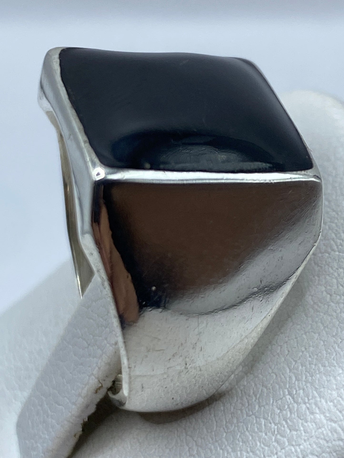 Anillo de ónix en mano masculina mostrando presencia y peso