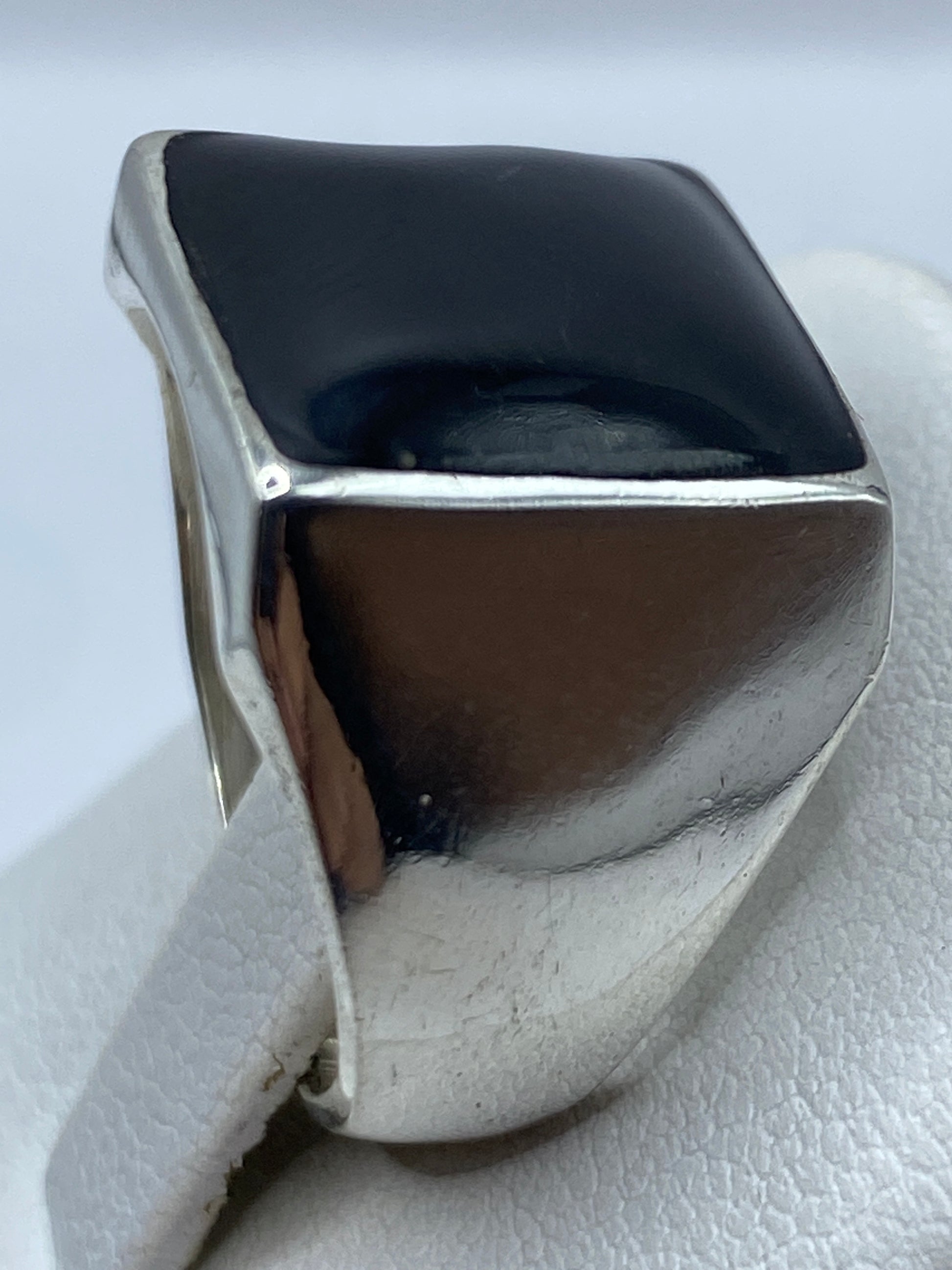 Anillo de ónix en mano masculina mostrando presencia y peso