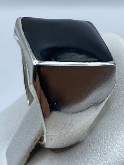 Anillo de ónix en mano masculina mostrando presencia y peso