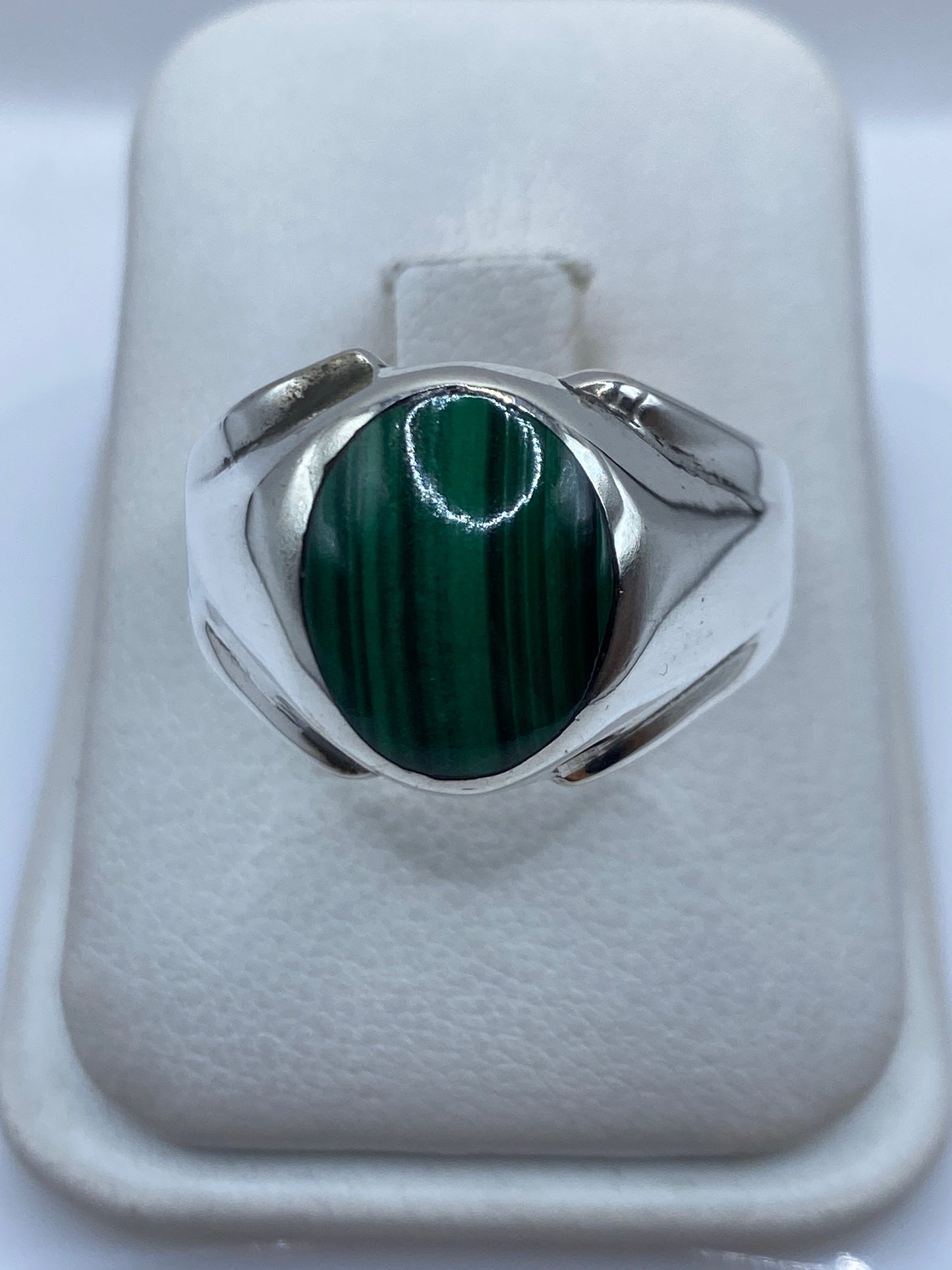 Anillo de plata .925 con malaquita verde engastada, visto desde arriba en estuche blanco