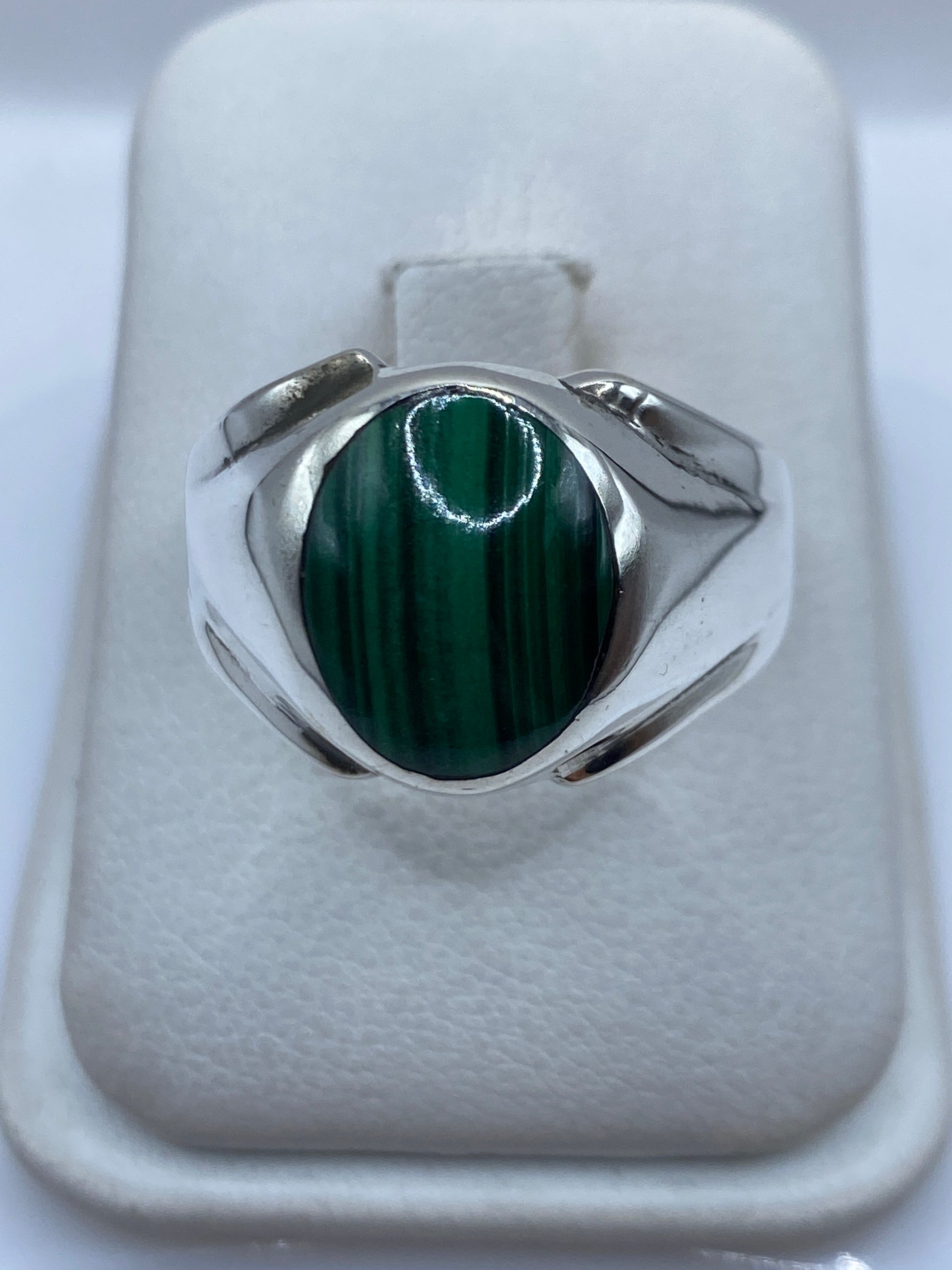Anillo de plata .925 con malaquita verde engastada, visto desde arriba en estuche blanco