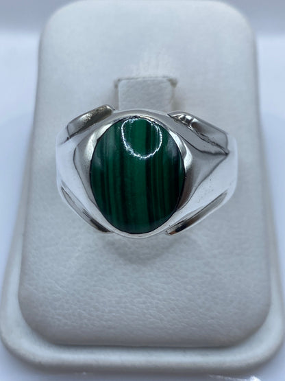 Anillo de plata .925 con malaquita verde engastada, visto desde arriba en estuche blanco