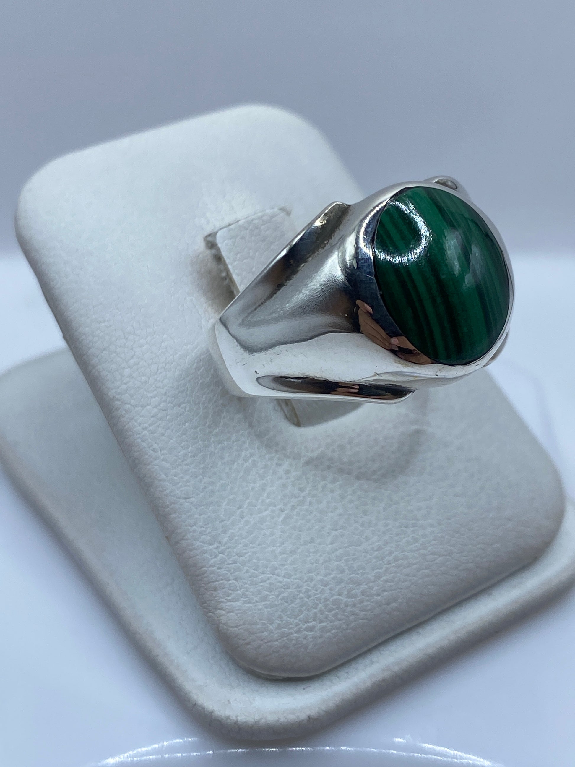 Anillo de malaquita verde en plata de Taxco, vista lateral mostrando el engaste sólido