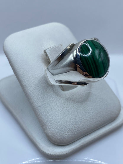 Anillo de malaquita verde en plata de Taxco, vista lateral mostrando el engaste sólido