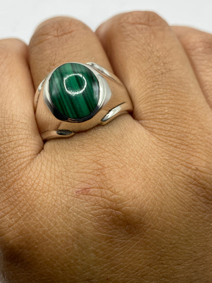 Anillo de plata .925 con marca 925 visible en el interior, sobre malaquita verde